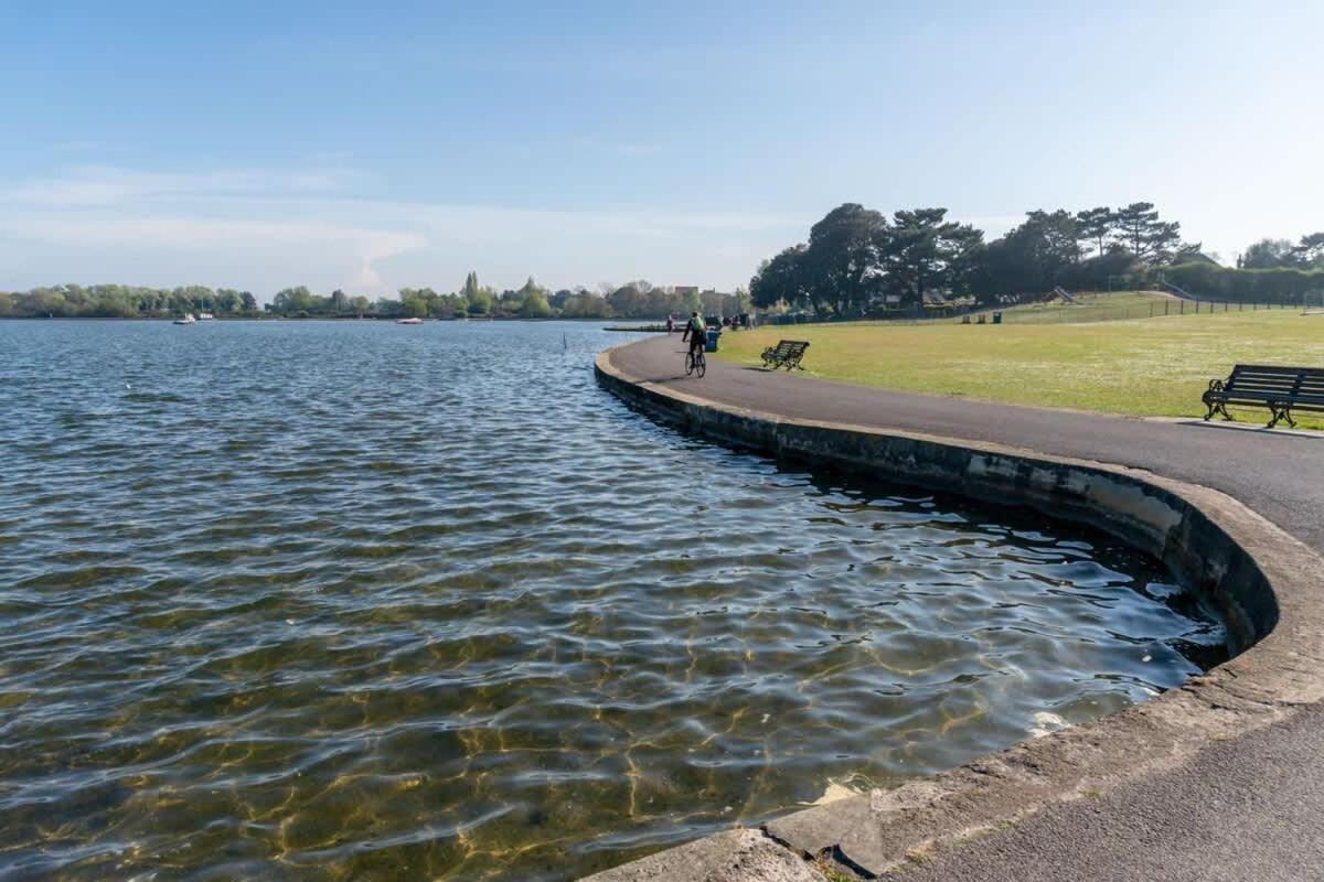 Park Lake View Poole Exteriér fotografie